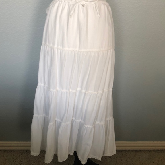 White skirt - Picture 1 of 5